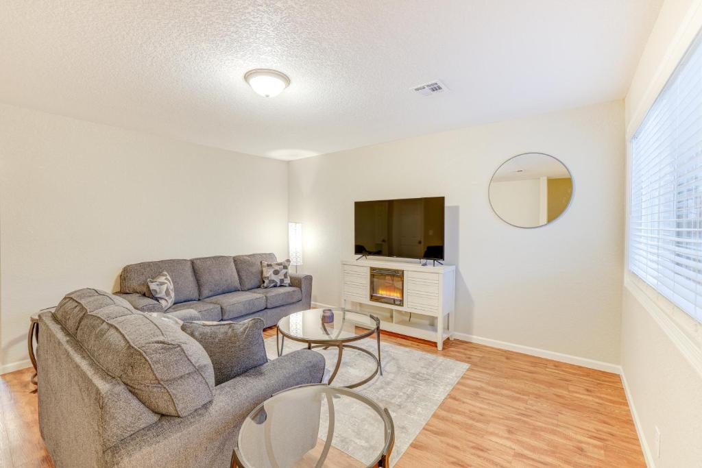 Newly Renovated Joplin Townhome with Fireplace