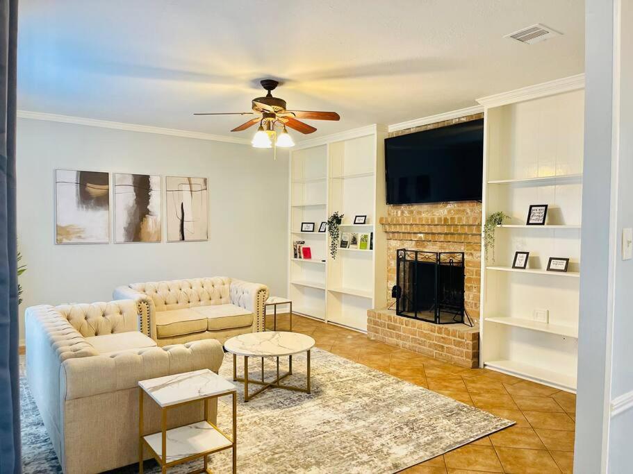 Quite & Peaceful Home in Houston off interstate I-10 and HWY 6, mins from Top Golf