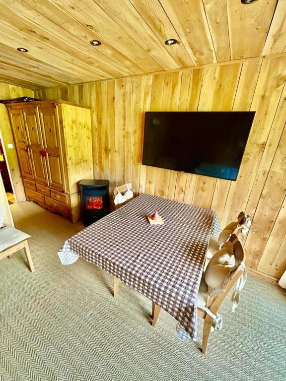 Pretty family nest in front of snow, Le Dévoluy