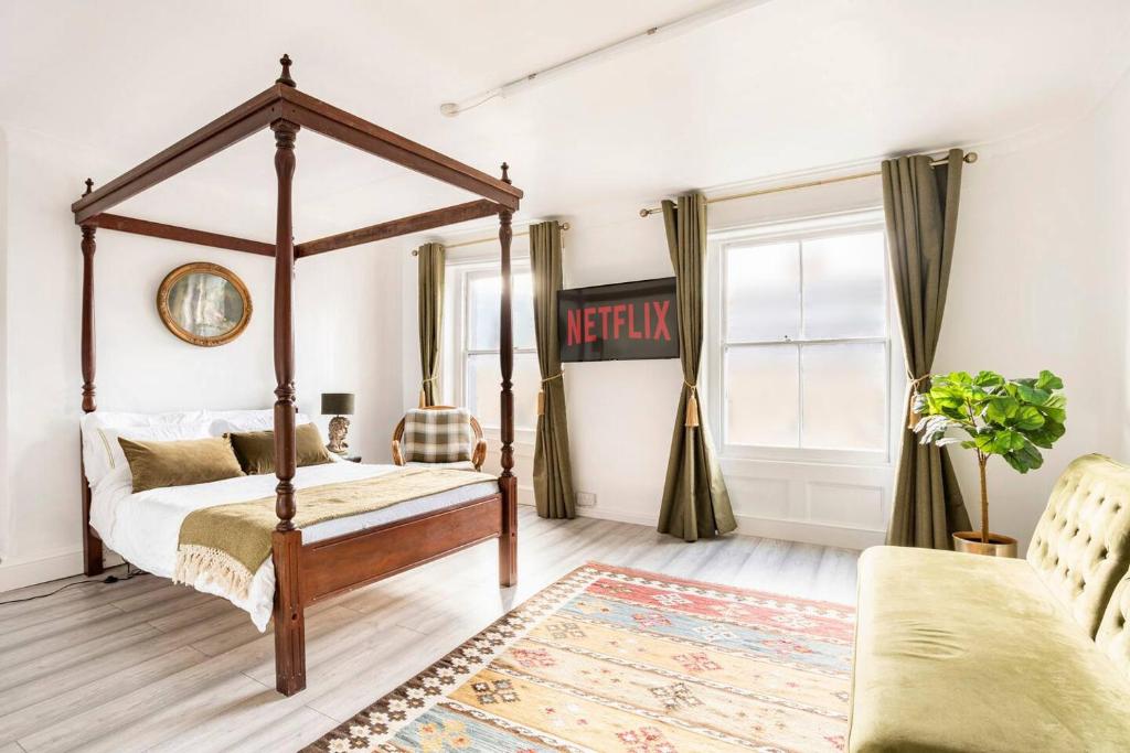 Victorian Style Apartment w/ Four-Poster Bed in Camden Town, Londýn