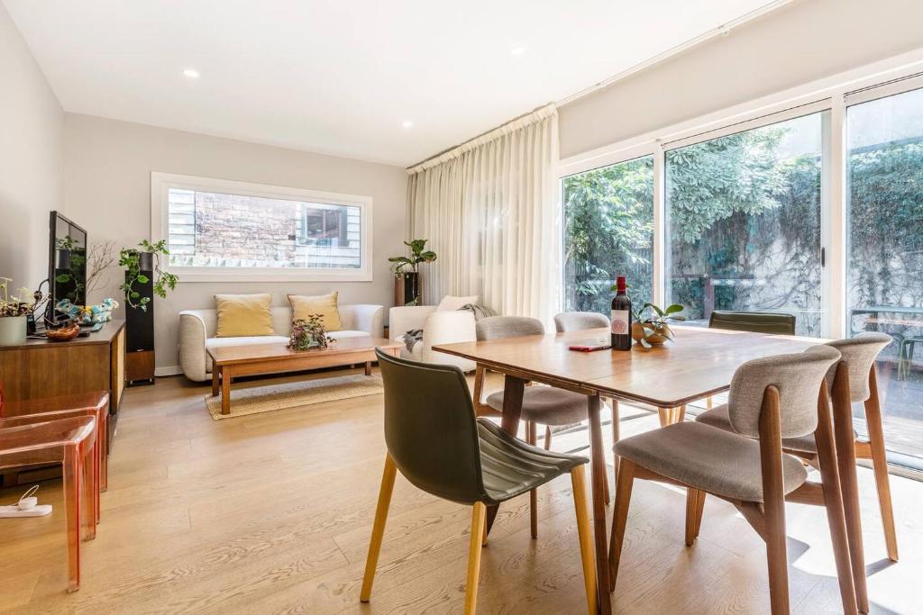 Classic Comforts - Moments to Flemington Racecourse
