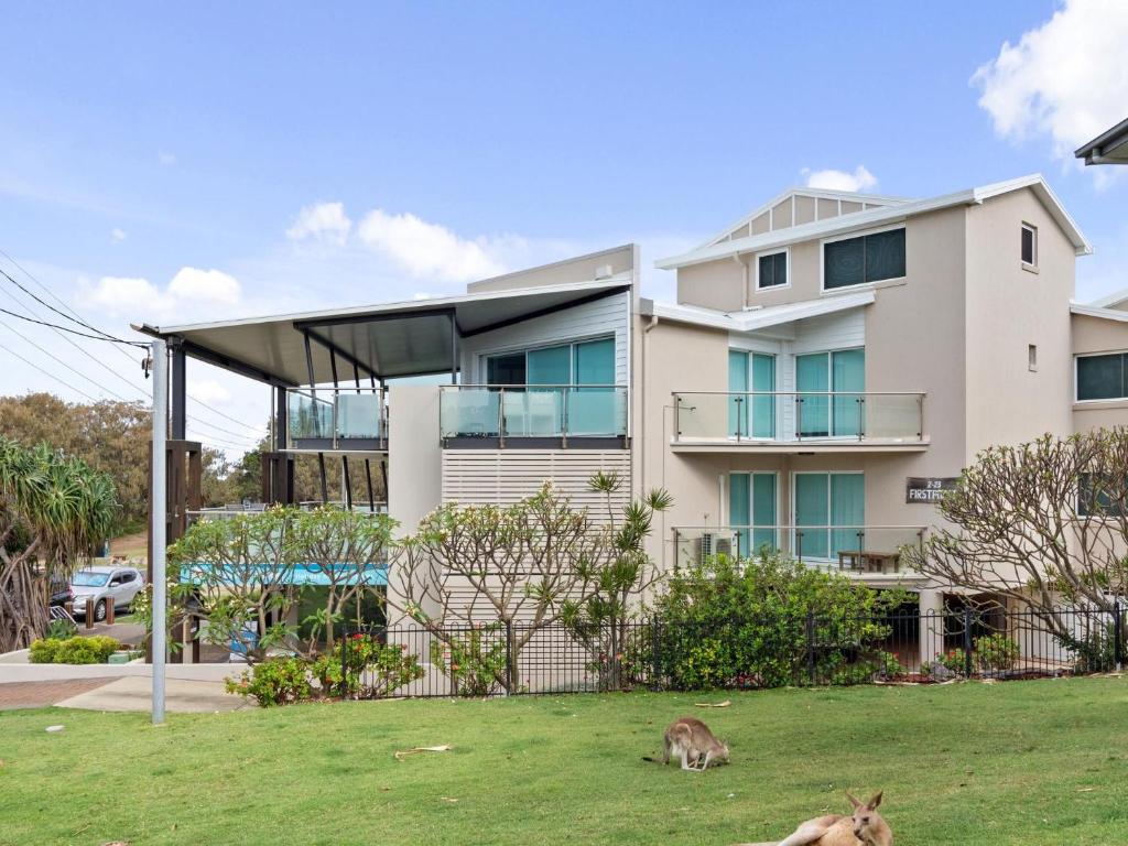 First Point Down by Discover Stradbroke, Point Lookout