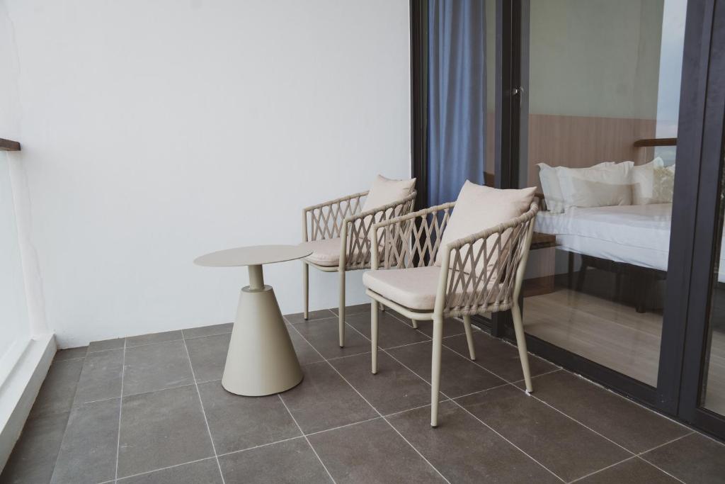 2. 록시 비치 아파..