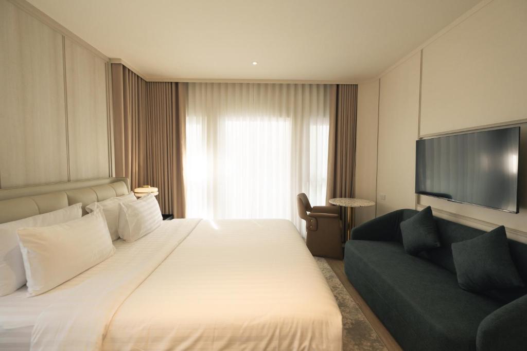 Shared lounge/TV area