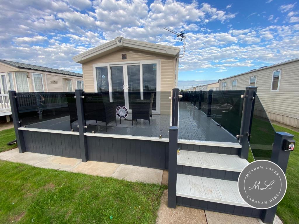 Meadow View 171 - Golden Palm - Central heating, WiFi, pet friendly, bed linen - Meadow Lakes Caravan & Lodge Hire, Chapel Saint Leonards