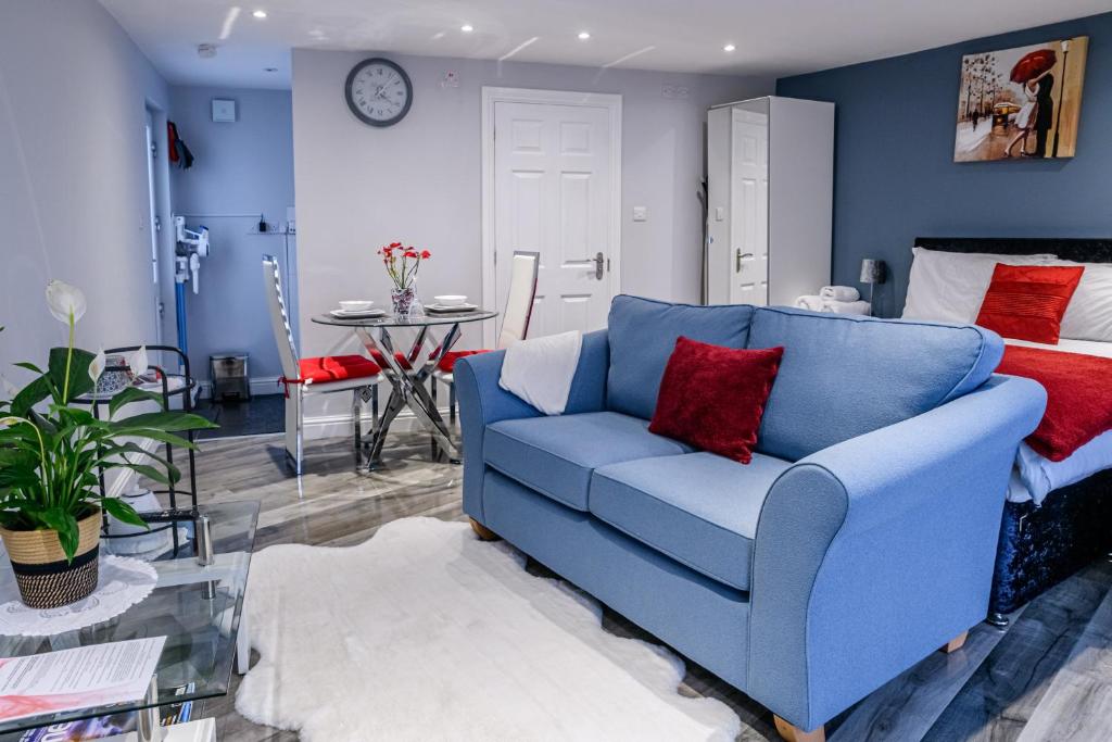 Luxury one bedroom guesthouse M6, Junction 10 Walsall