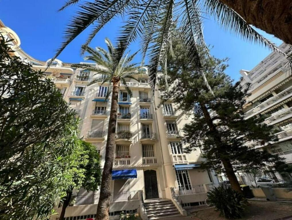Luxueux Appartement 115m2, 3 Chambres centre ville avec parking à 5 min plage -climatisation - 2