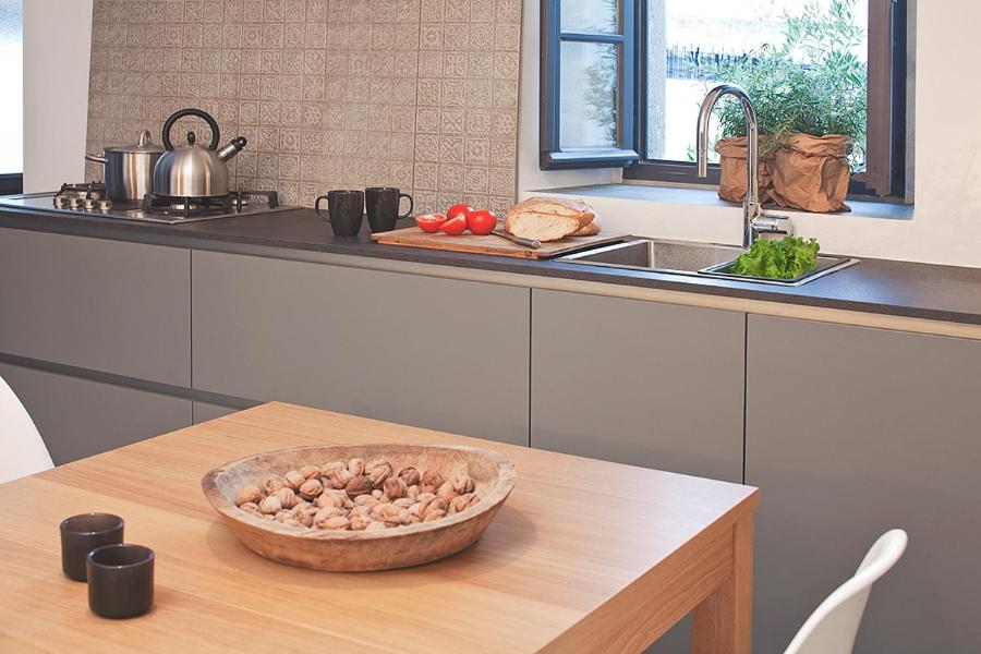 Charming villa in Radetići 정원에 배치된 야외 선베드