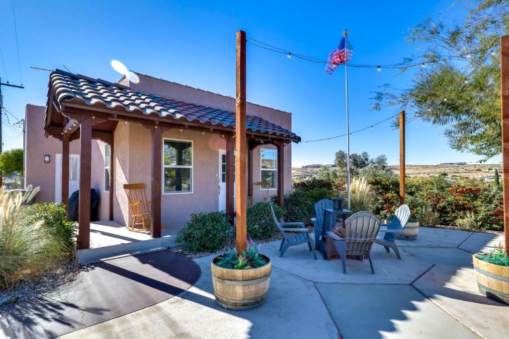 Kingman Retreat with Hot Tub 1 Block to Route 66!