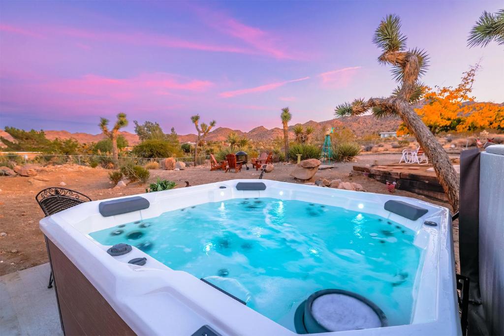 New: Dome, Hot Tub, Game Room, 5 min to park, Joshua Tree