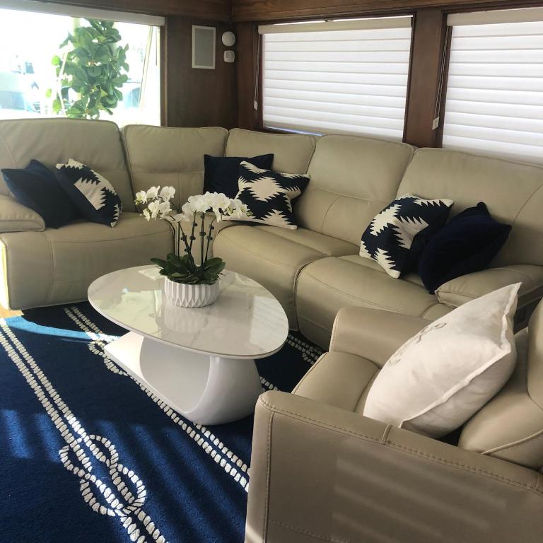 Luxury Afloat Yacht Paradise 3 bedrooms 3bath 5 beds with full Marina view, Los Ángeles