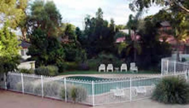 Lake Haven Motor Inn and Palms Restaurant photo