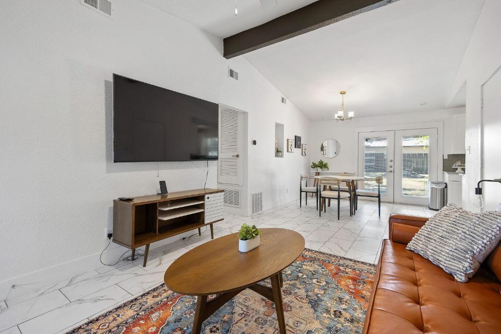 Austin Dunstan by Barclé, Austin