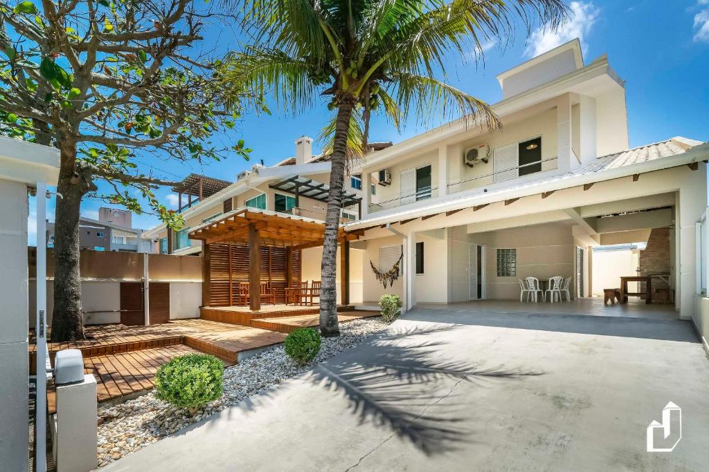 Casa com 03 dormitórios na quadra do mar, Canto Grande