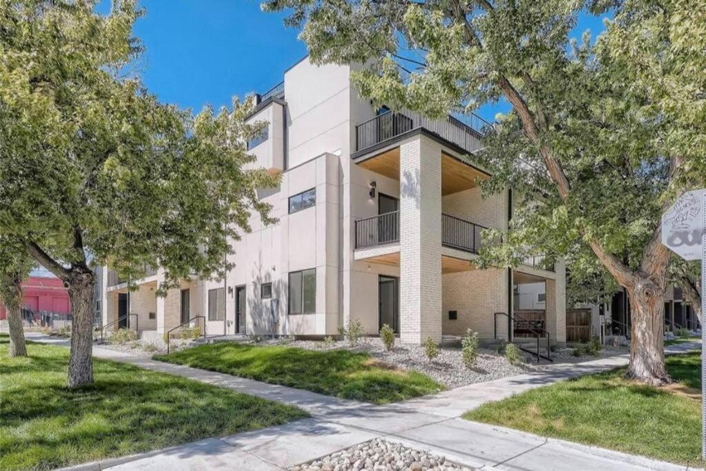 Full Townhome w/ Park, Skyline, Mountain views!