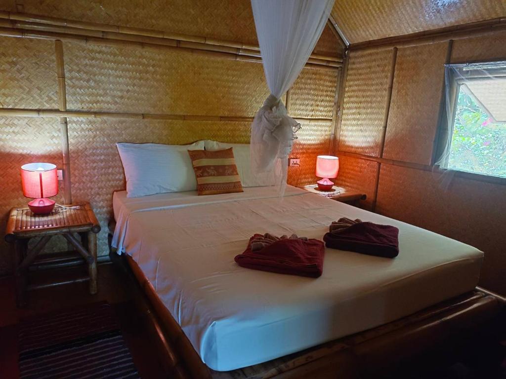 Bamboo Double Cabin with Private Bathroom, Kingsacre in Phuket