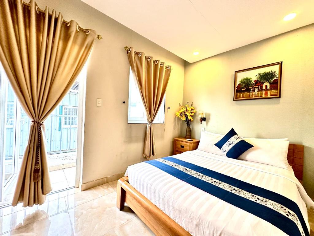 Luân Vũ Hotel - Bùi Viện Walking street
