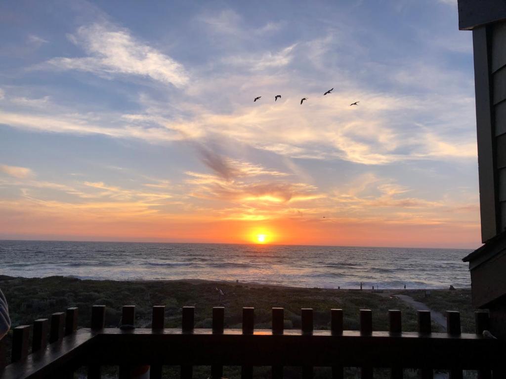 28 Seconds Walk to Beach - Offer Steam shower and Lululemon Studio Mirror
