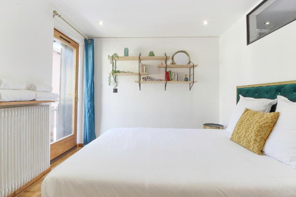 Bellevarde Apt - Newly Renovated - Central - Beside TMB start/end - 2