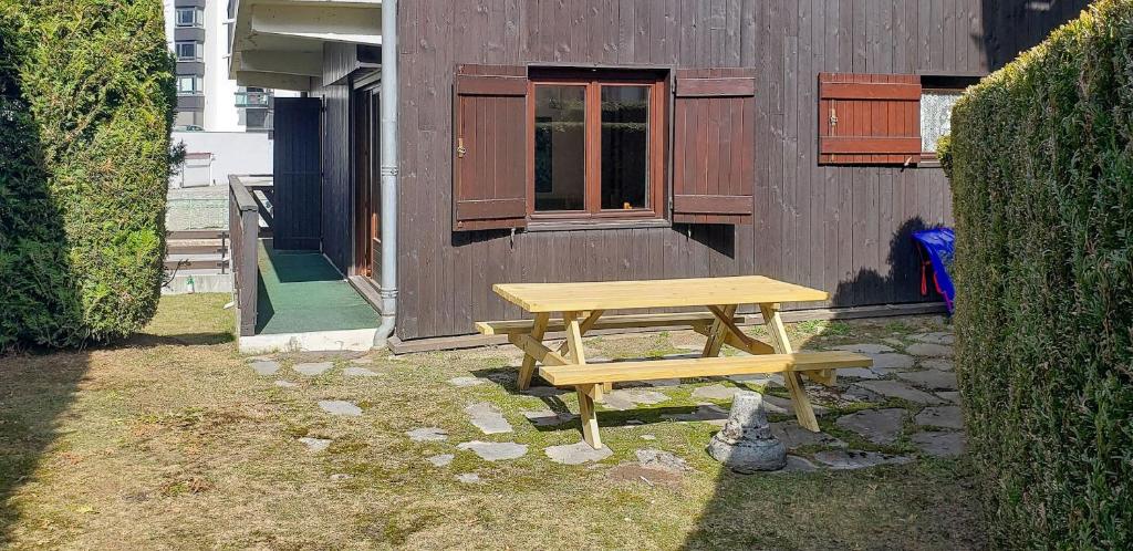 Chemin du Sapi - Private Garden - Center of Cham - MontBlanc Views - 3