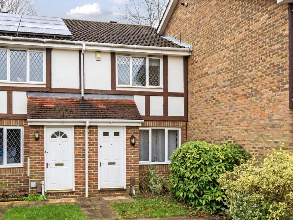 Pass the Keys Cosy 2BR Home in Walton, Walton-on-Thames