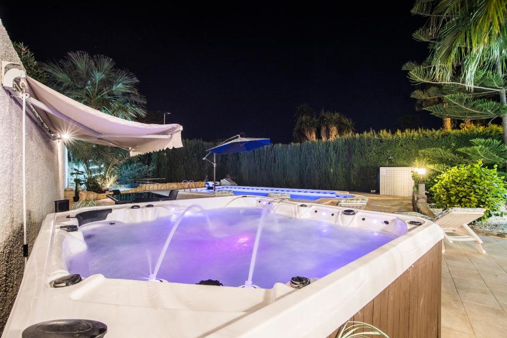 Casa Blanca la Villa Grande - SWIMMING POOL - JACUZZI XXL - BEACH 2,4km - AIRPORT 9 km - CENTER 0,8km - 5