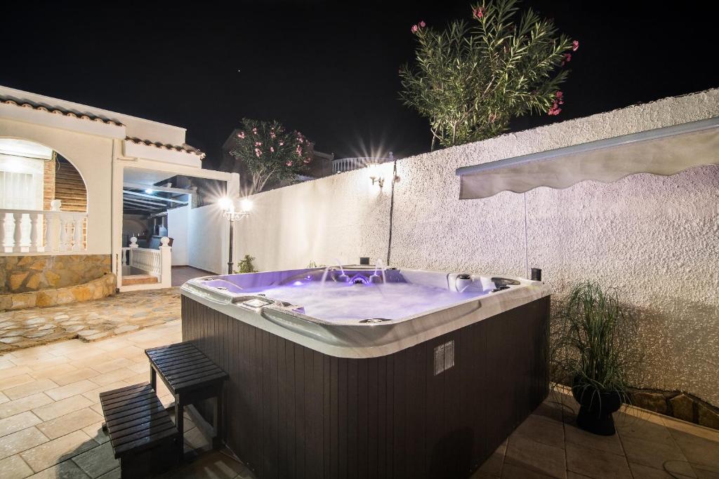 Casa Blanca la Villa Grande - SWIMMING POOL - JACUZZI XXL - BEACH 2,4km - AIRPORT 9 km - CENTER 0,8km - 4