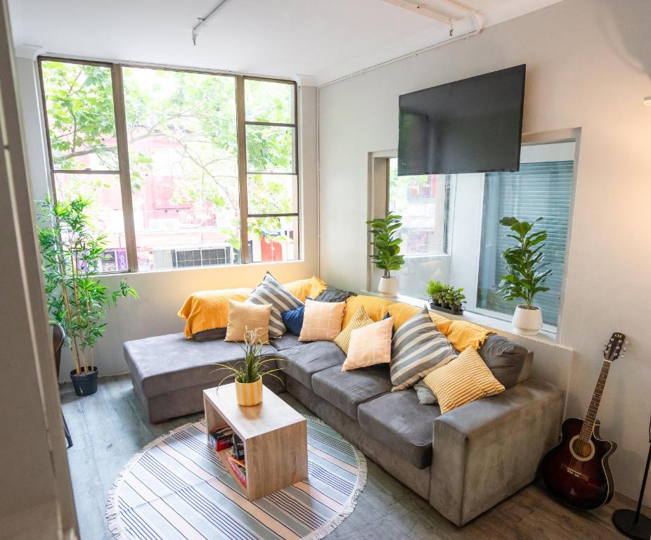 Shared lounge/TV area, Hump Backpackers in Sydney