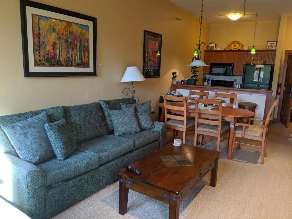 Stunning at Solitude, Steps from Chair Lift, East #103, hotel in Brighton
