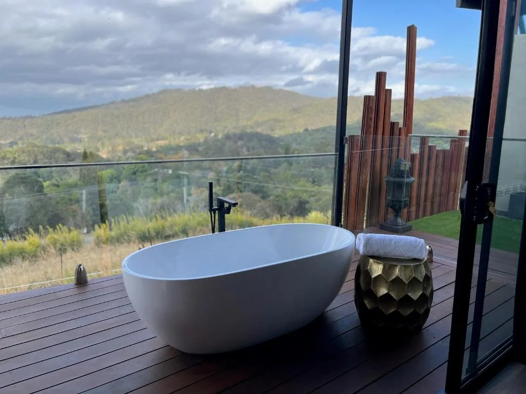On Eagle Wings Mountain Retreat & Spa，位于Neranwood的酒店