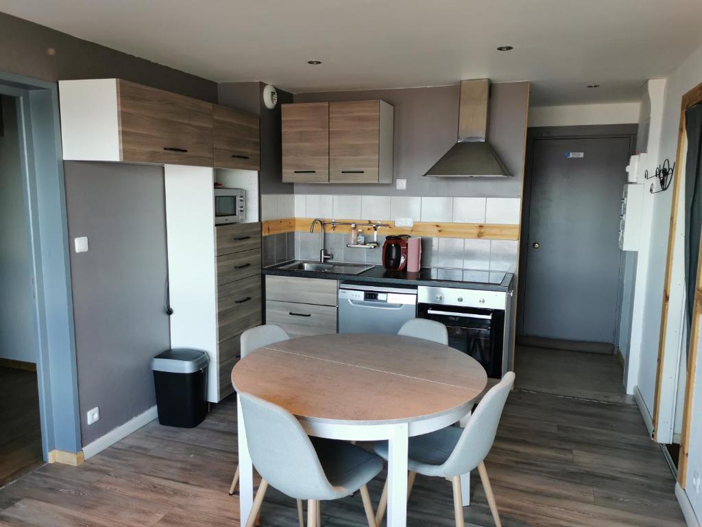 Appartement rénové, 2 chambres, au pied des pistes, près des commerces et centre aquatique - 2