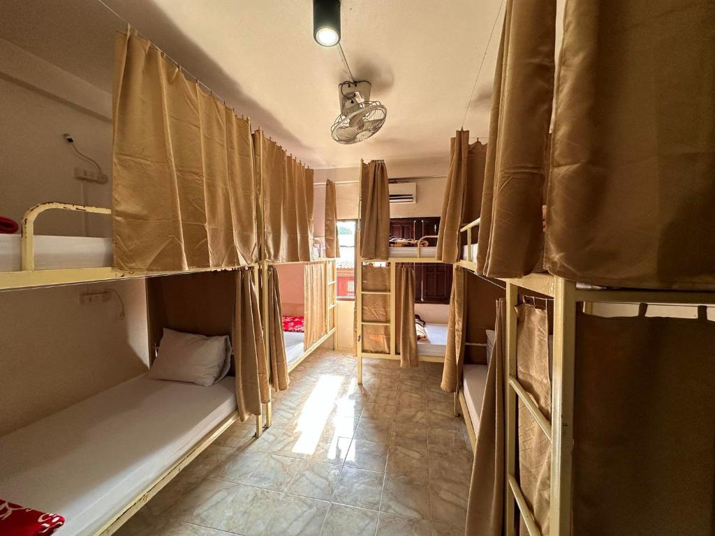 Vongprachan Backpackers Hostel