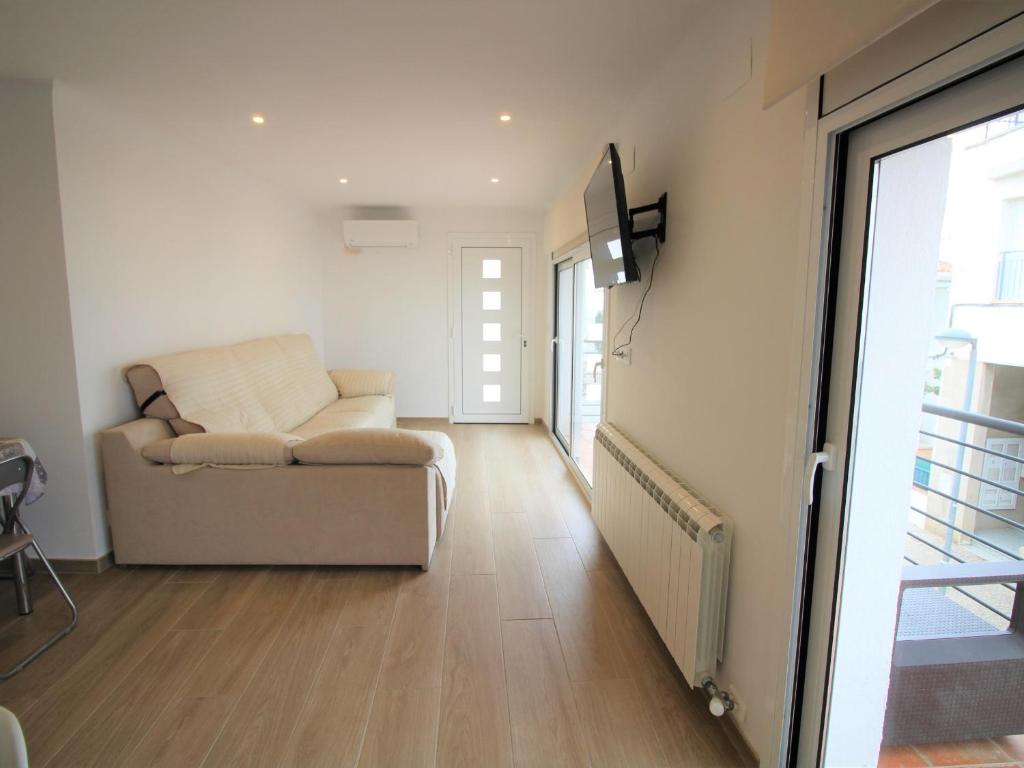 Apartamento moderno y renovado a 50m de la playa en Llançà, con 3 habitaciones y balcón - ES-228-68 - 3