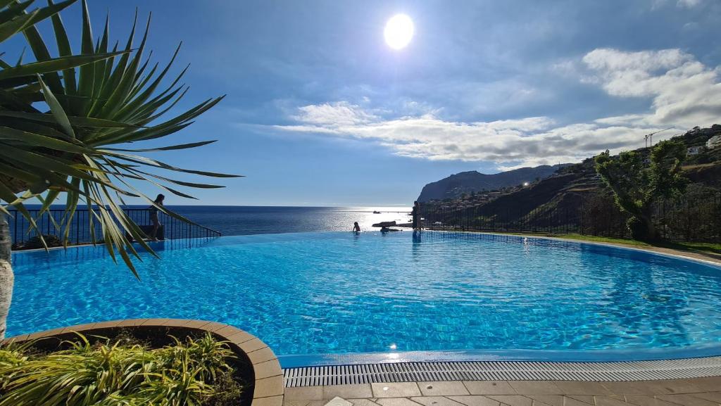 Ocean view and Infinity pool Apartment, Funchal