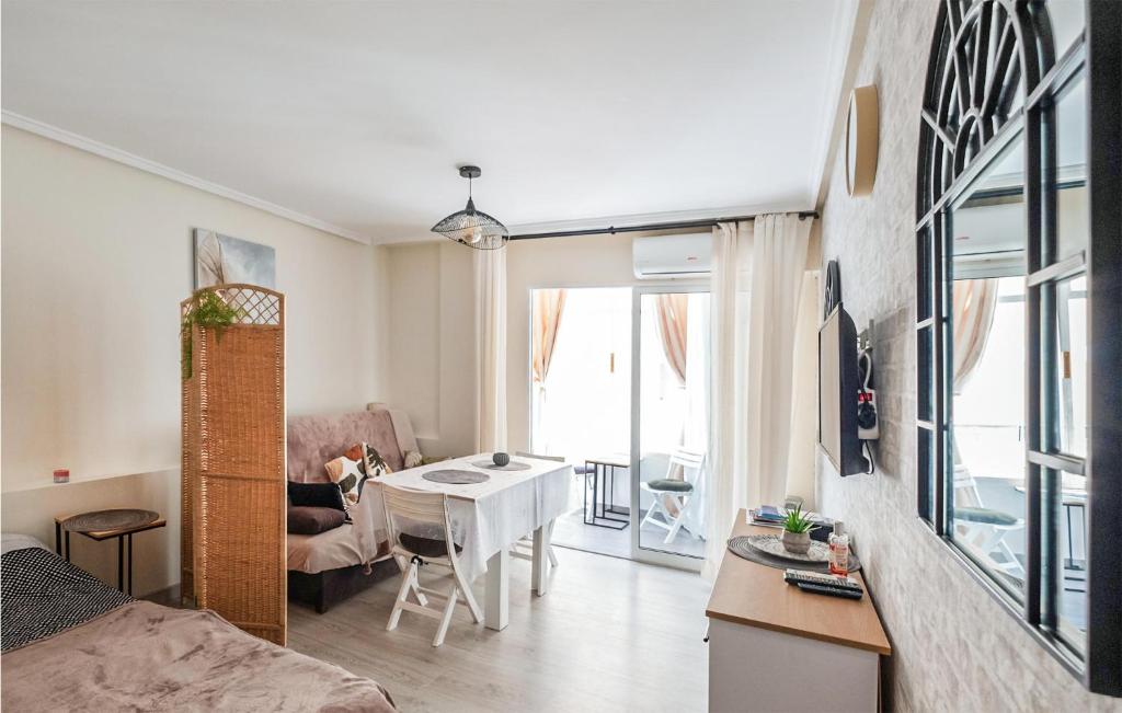 Gorgeous Apartment In Torrevieja - 1