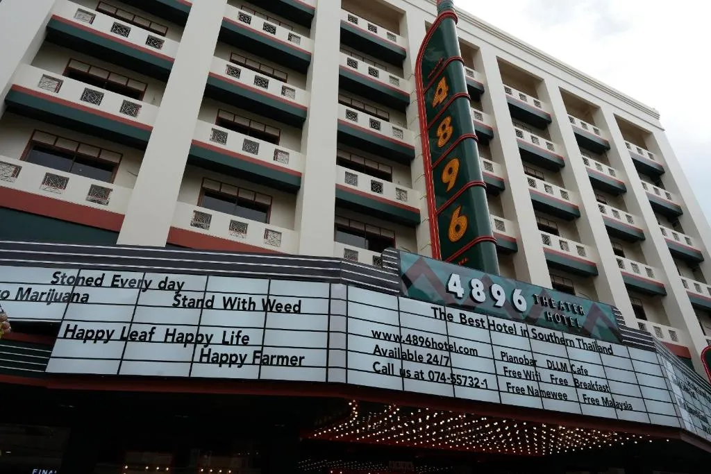 NW 4896 Theater Hotel, hotel in Ban Khlong Phruan