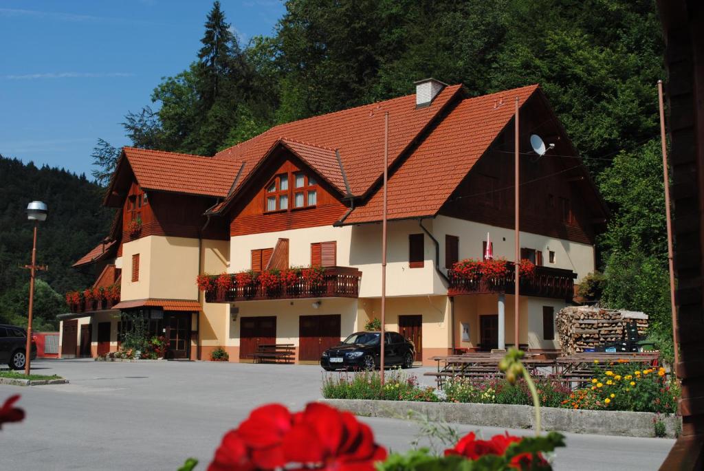 Pri Vidrgarju — Hotel in Laze v Tuhinju