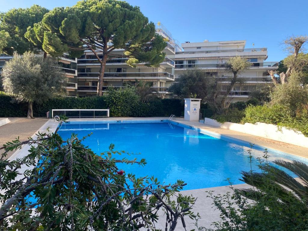 Logement en résidence vacances classe 2 étoiles au bord de mer 4 couchages avec cabine lit superposé et au salon un canapé convertible et piscine à 300 m des transports communs,gare ferroviaire,commerces et plages - 1