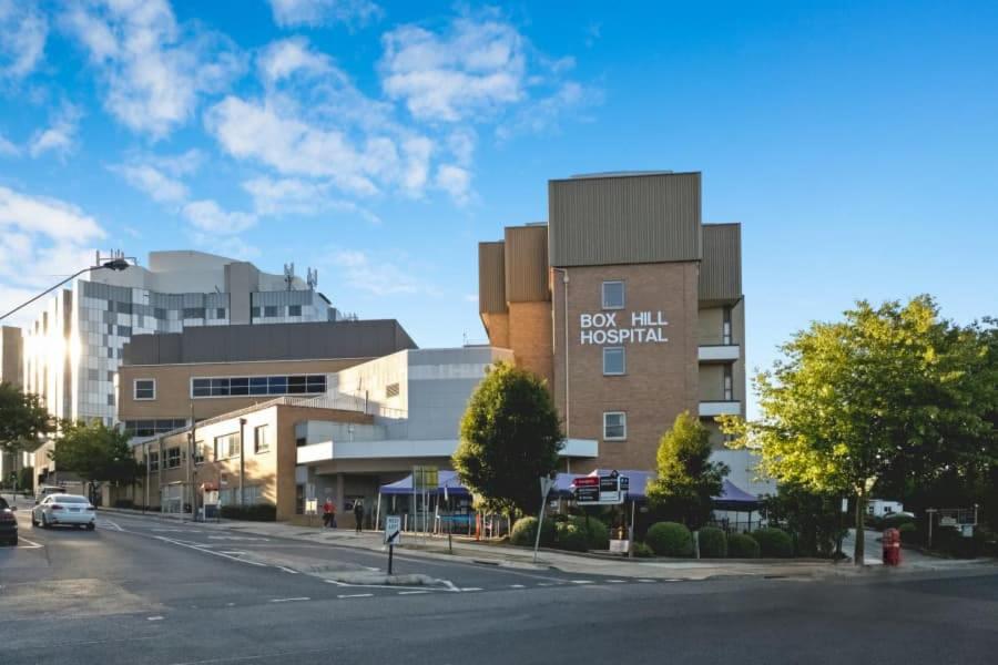 Desirable Downtown 2 bedrooms Box Hill Free Parking Apartment in Box