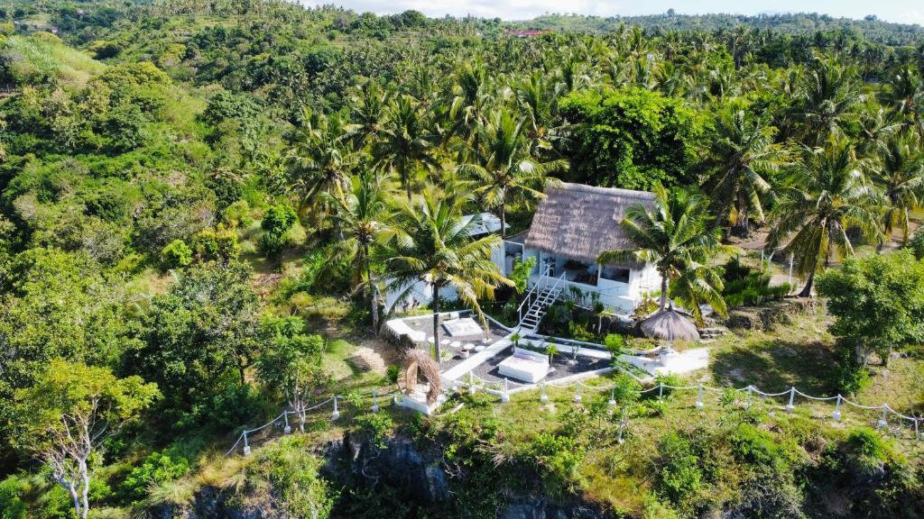 Tropical Glamping Nusa Penida – Private Romantic Seaside Bungalow Diamond Beach