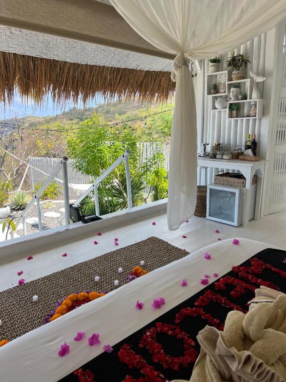 Tropical Glamping Nusa Penida – Private Romantic Seaside Bungalow Diamond Beach