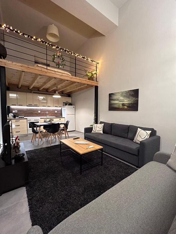 Celeste Loft, Tríkala