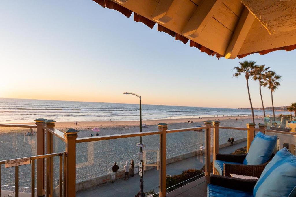 Oceanfront, two-level condo with stunning view, decks, fast WiFi & fireplace, San Diego
