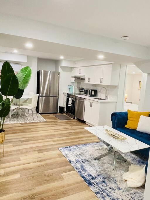 Luxury 2-Bed Suit with Free Parking, Gazebo & Fire Pit