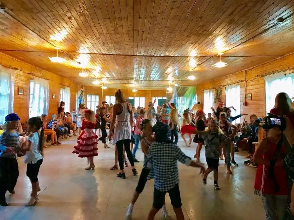 Едельвейс-Будапешт, Hotel in Jassinja