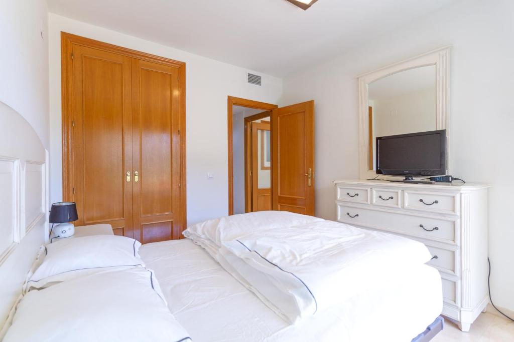 Beautiful flat in the building Balcon del Mar, on the first line of La Cala beach, pool and garage - 4