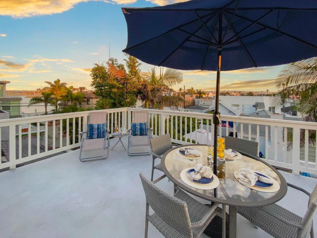 Bay View Paradise - Rooftop Deck, Off-Street Parking, King Suite, WasherDryer & Bay Views!, San Diego