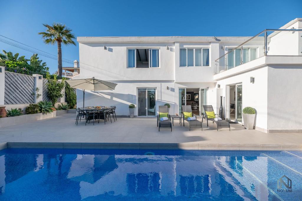 Newly Renovated 4 BDRM Villa w Pool in Top Location - 2