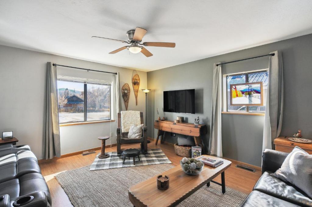 Single Tree Cottage - Walk to Downtown Chama!, Chama