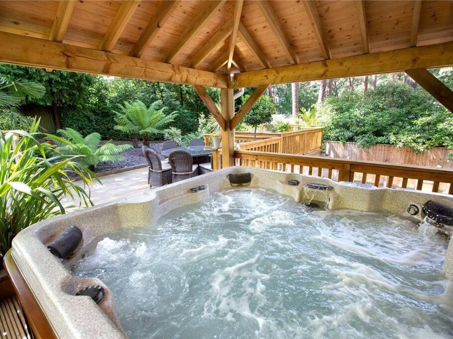 Luxury Villa Sleeps 12 Poole photo 5